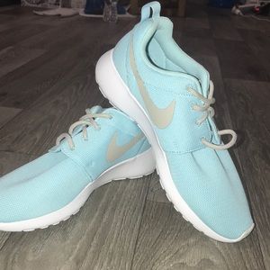 Like New Size 7 Light Blue Women’s Nike Roshe